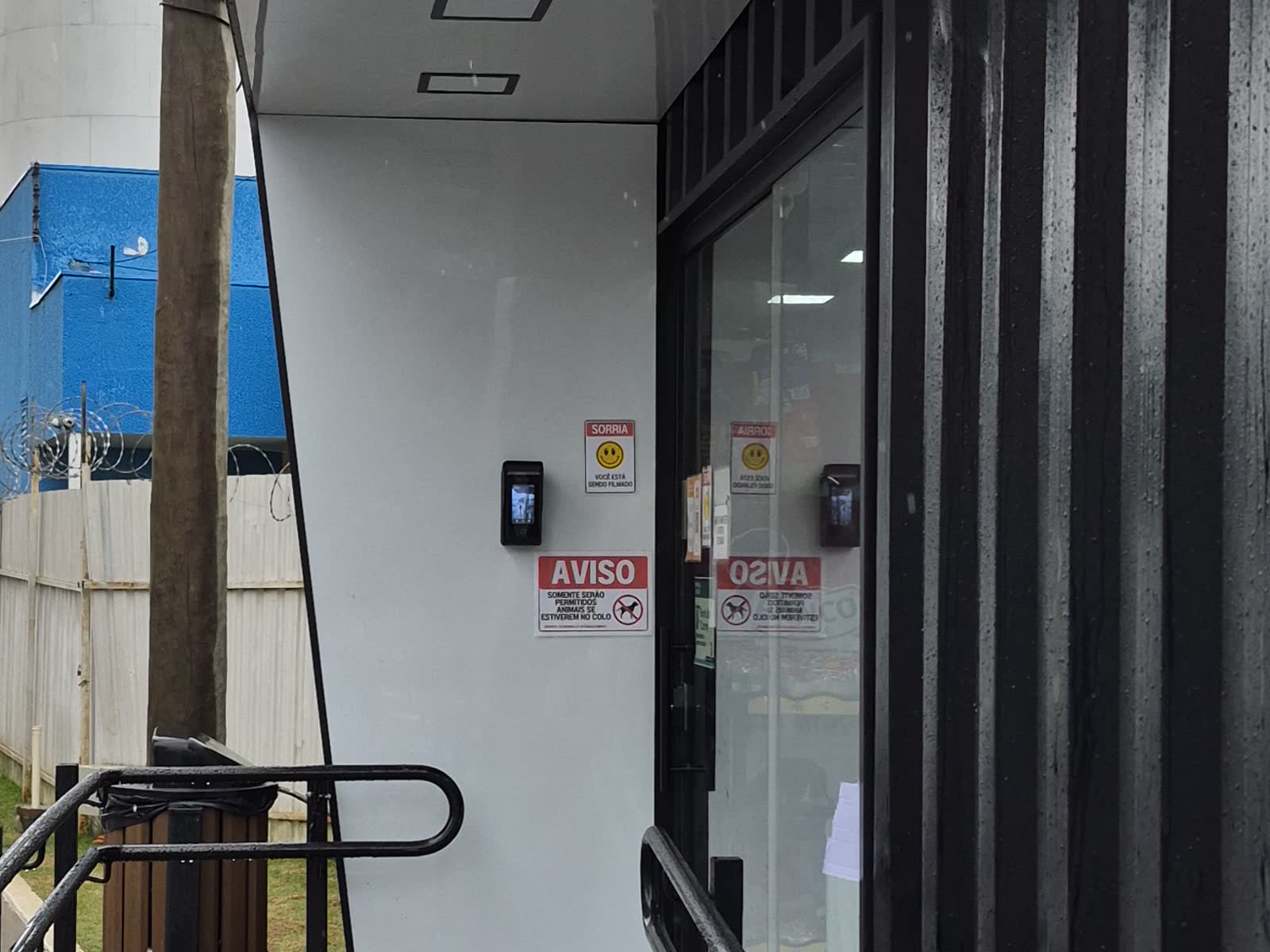 Entrada do exemplo de loja, com o terminal de reconhecimento facial na parede ao lado da porta