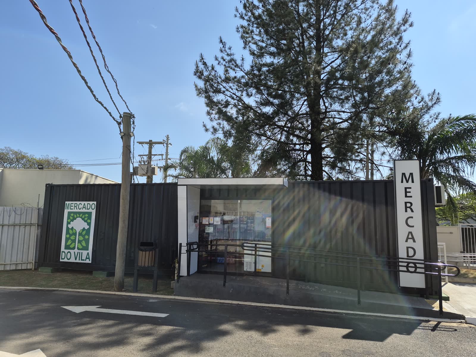 Fachada do exemplo de loja, com a porta de entrada no centro